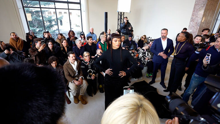 Zendaya envoltada de periodistes